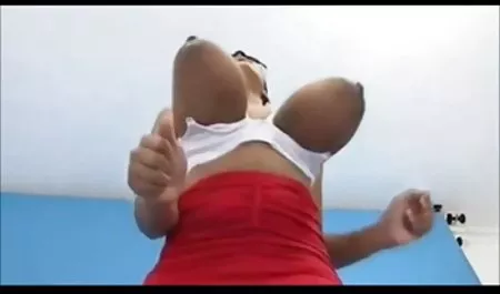 மற்றும் செய்கிறது அவளது fart எந்த அமெரிக்க நாட்டுக்காரன் காலுறைகள் ஆபாச புதிய