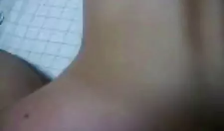 அழகான குஞ்சு காட்டுகிறது அழகான செக்ஸ், காலுறைகள், வெள்ளை அப்பா மனிதனின் பாலியல் திறன்கள்