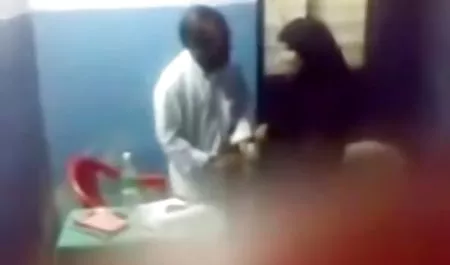 இரண்டு கைகள் கிக் ஆபாச காலுறைகள் யோனியில் விடுதல்